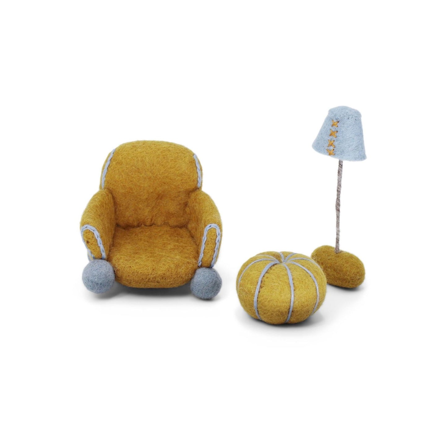 Ockerfarbener Stuhl, Kissen und Lampe