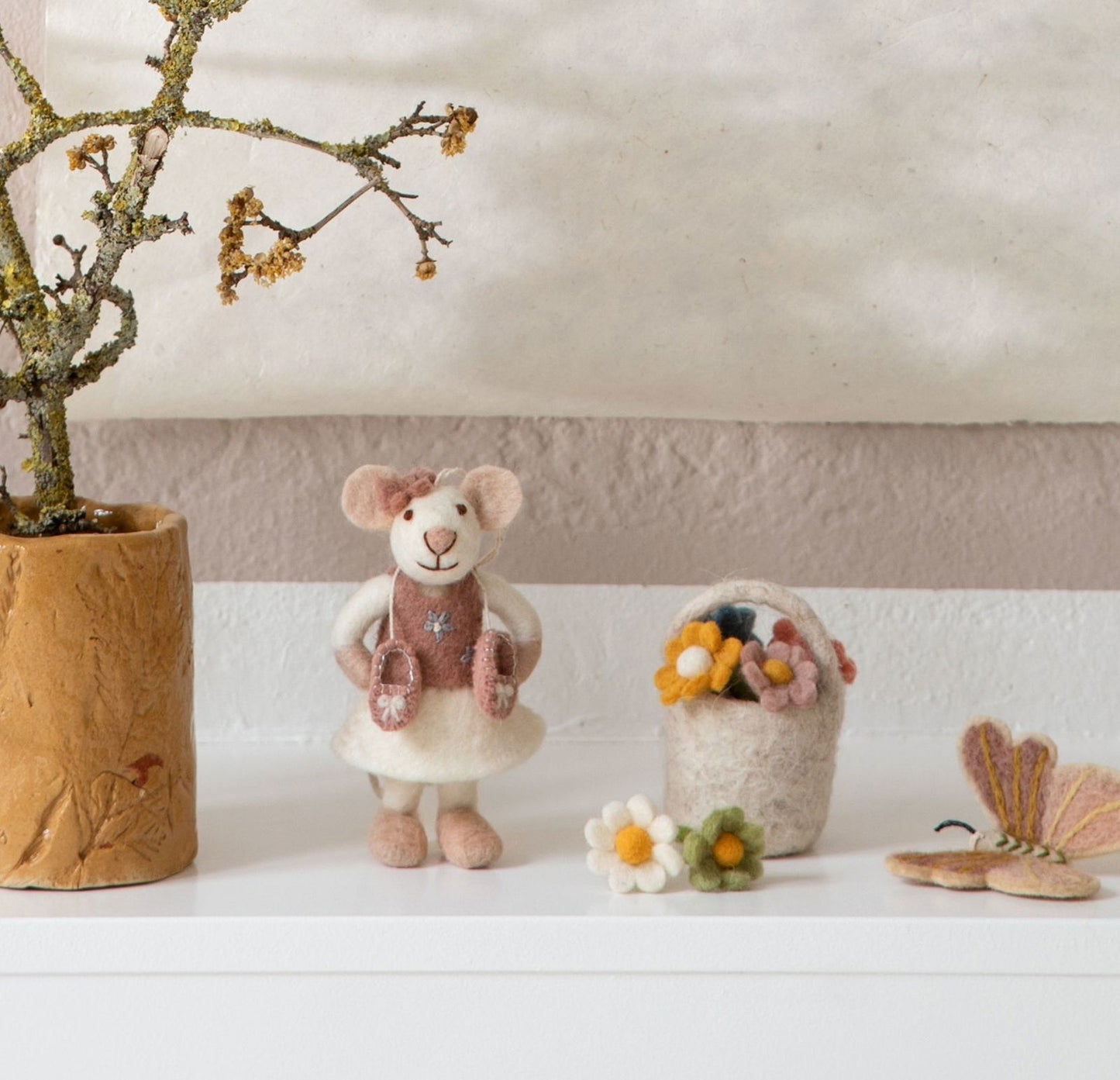 Miniaturblumen im Korb