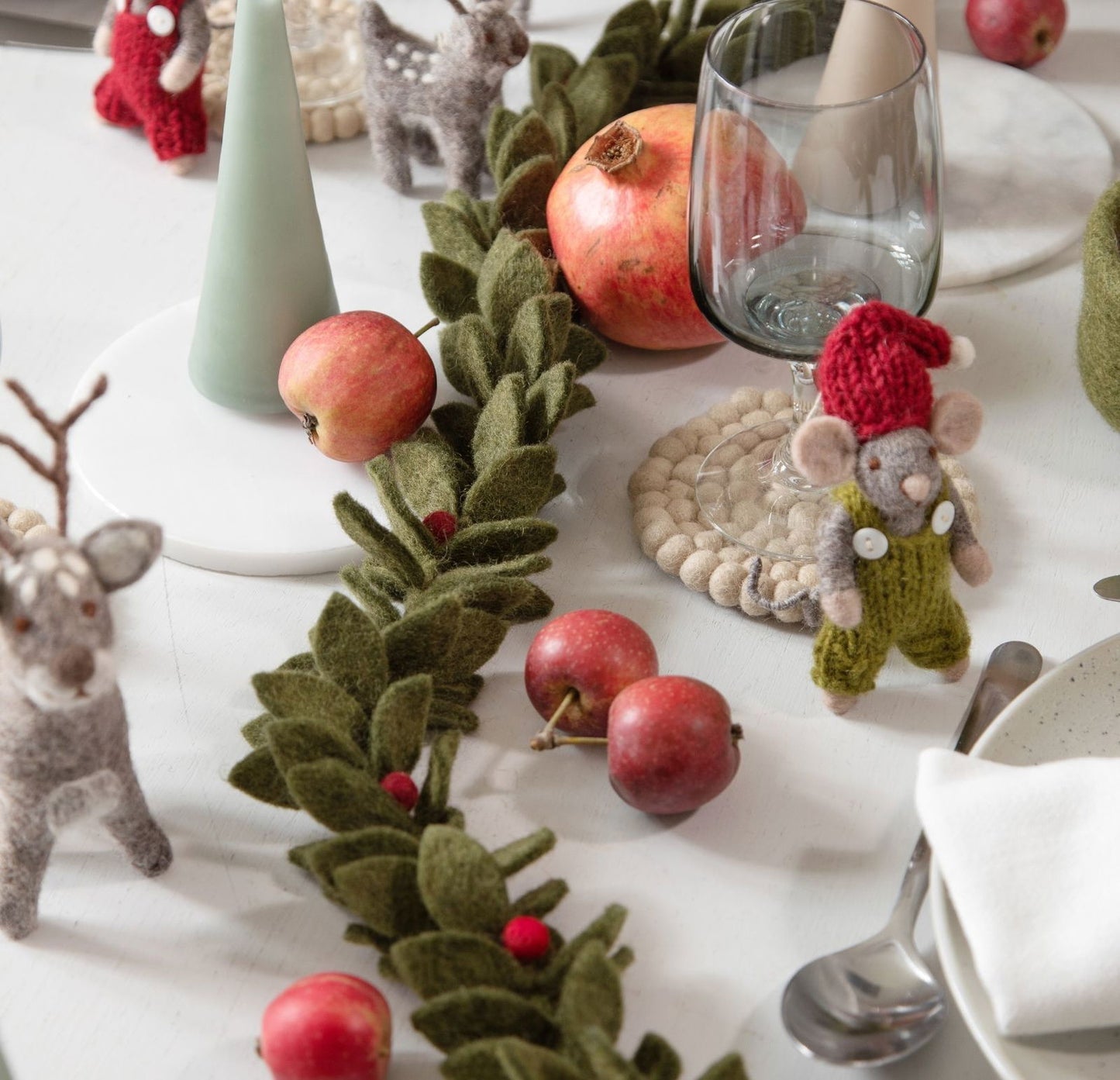 Girlande mit roten Beeren – 100 cm