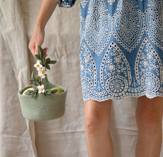 Filzkorb mit Blumengirlande