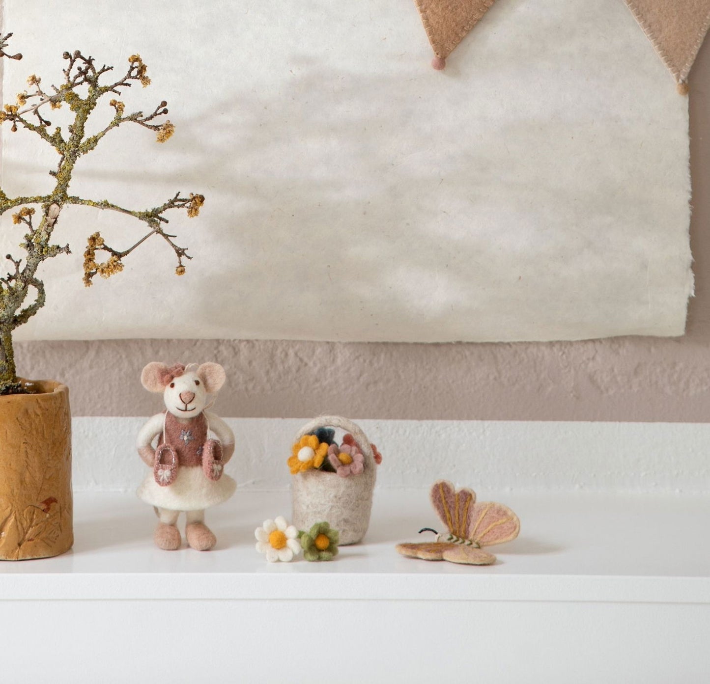 Kleine weiße Ballerina-Maus mit Ballerinaschuhen & Schleife