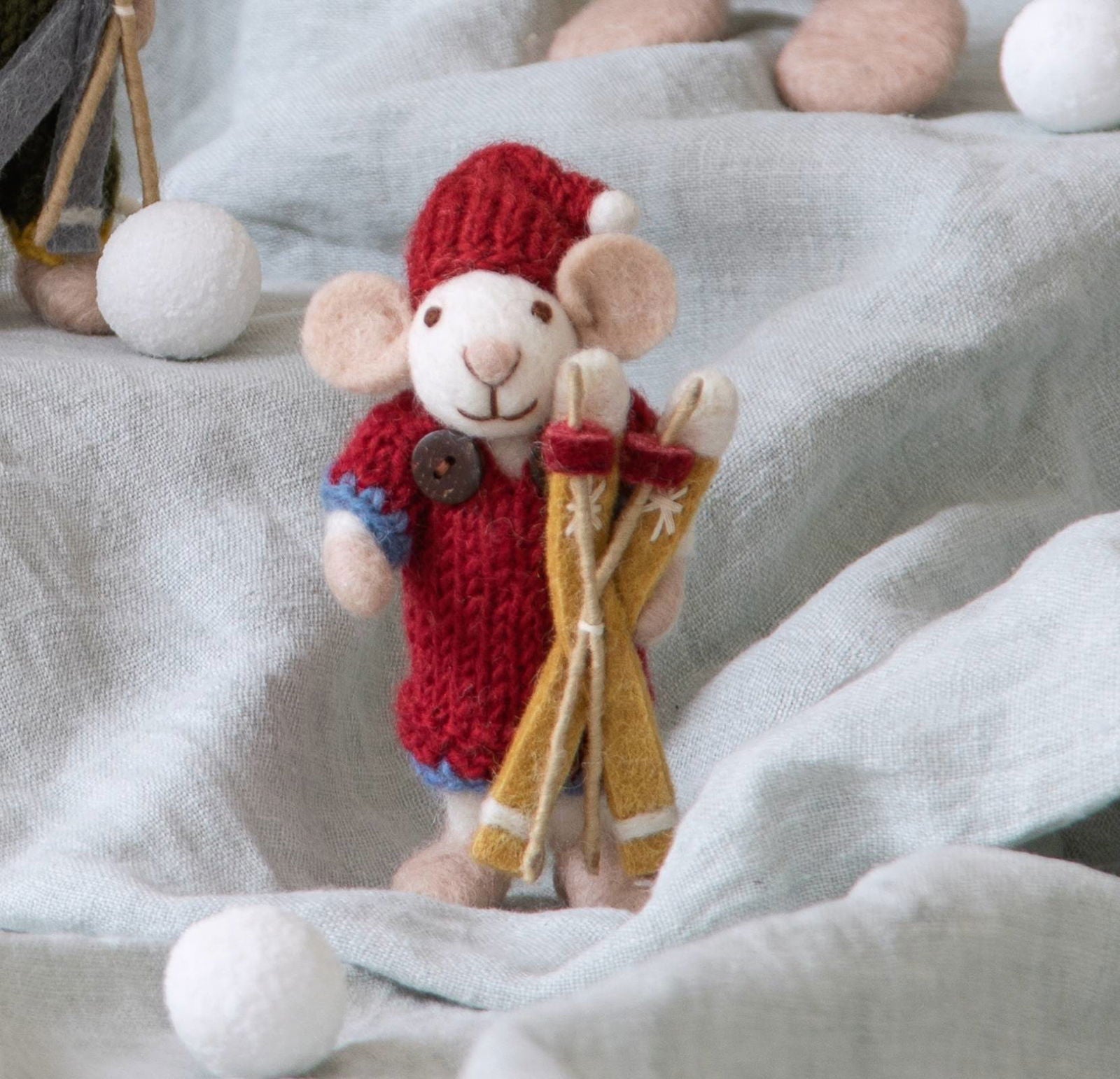 Gry & Sif Weihnachtsfigur Maus weiß klein mit Kleid & Ski – Filzlig