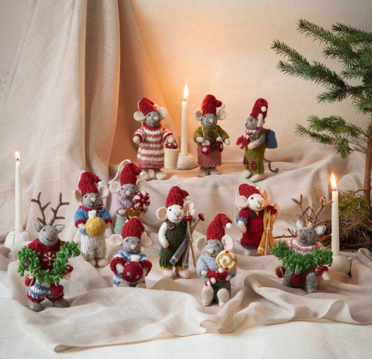 Filzfigur Baby Maus grau klein mit Pilz im Eimer