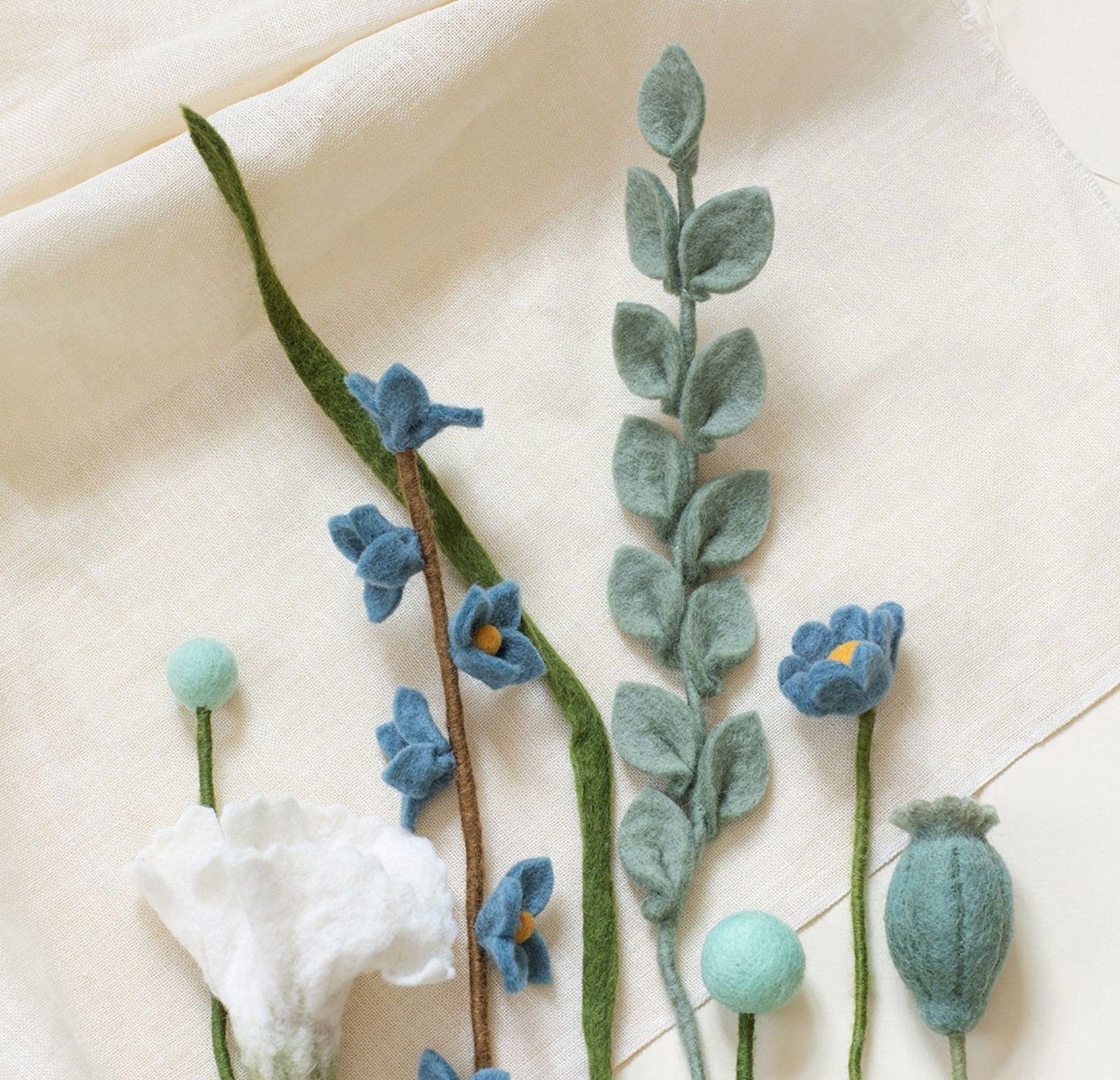 Blumenstrauß: Puspa - Meeresblau / Weiß