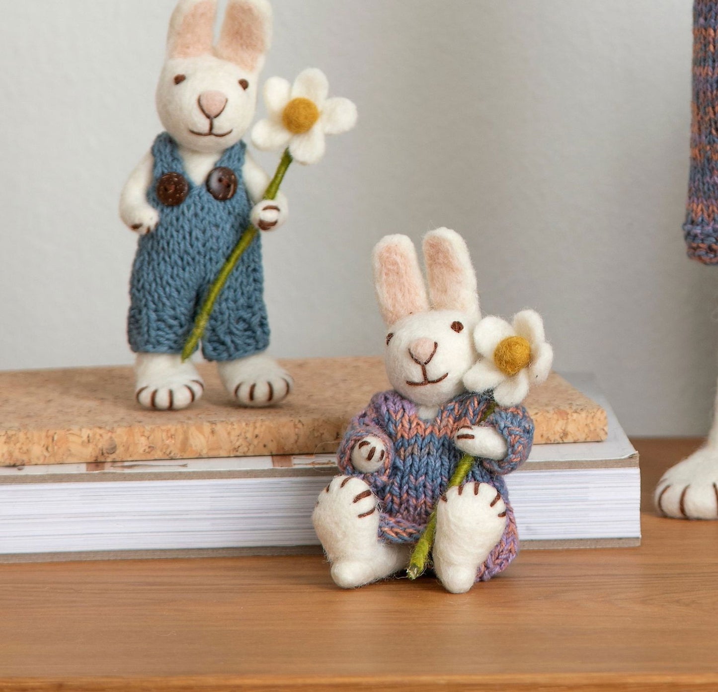 Filzfiguren Weißer Hase mit buntem Kleid & Margerite