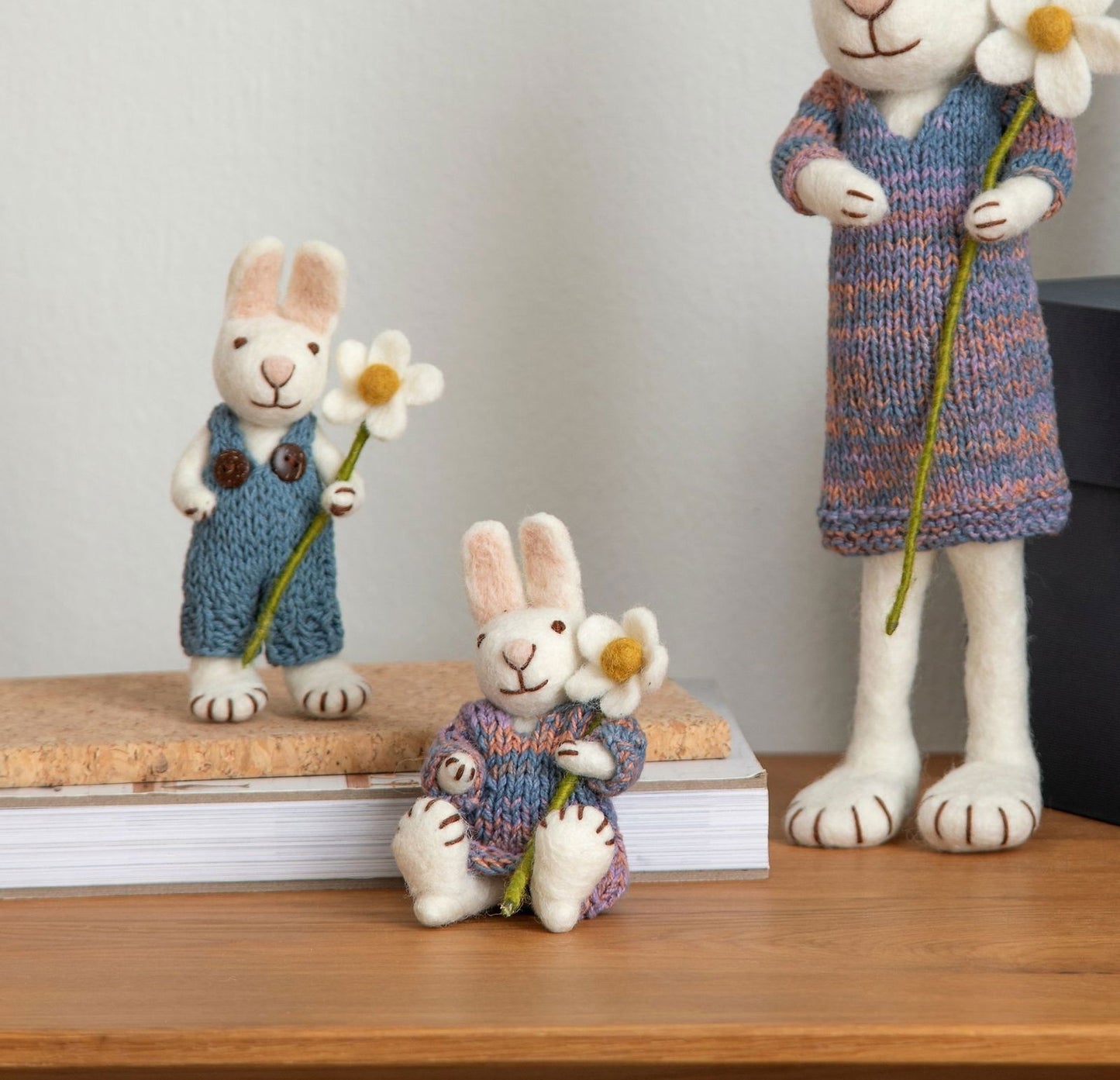 Filzfiguren Weißer Hase mit blauer Hose und Margerite