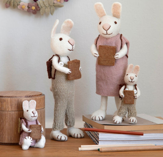 Filzfiguren Weißer Hase mit Lavendelkleid und Buch