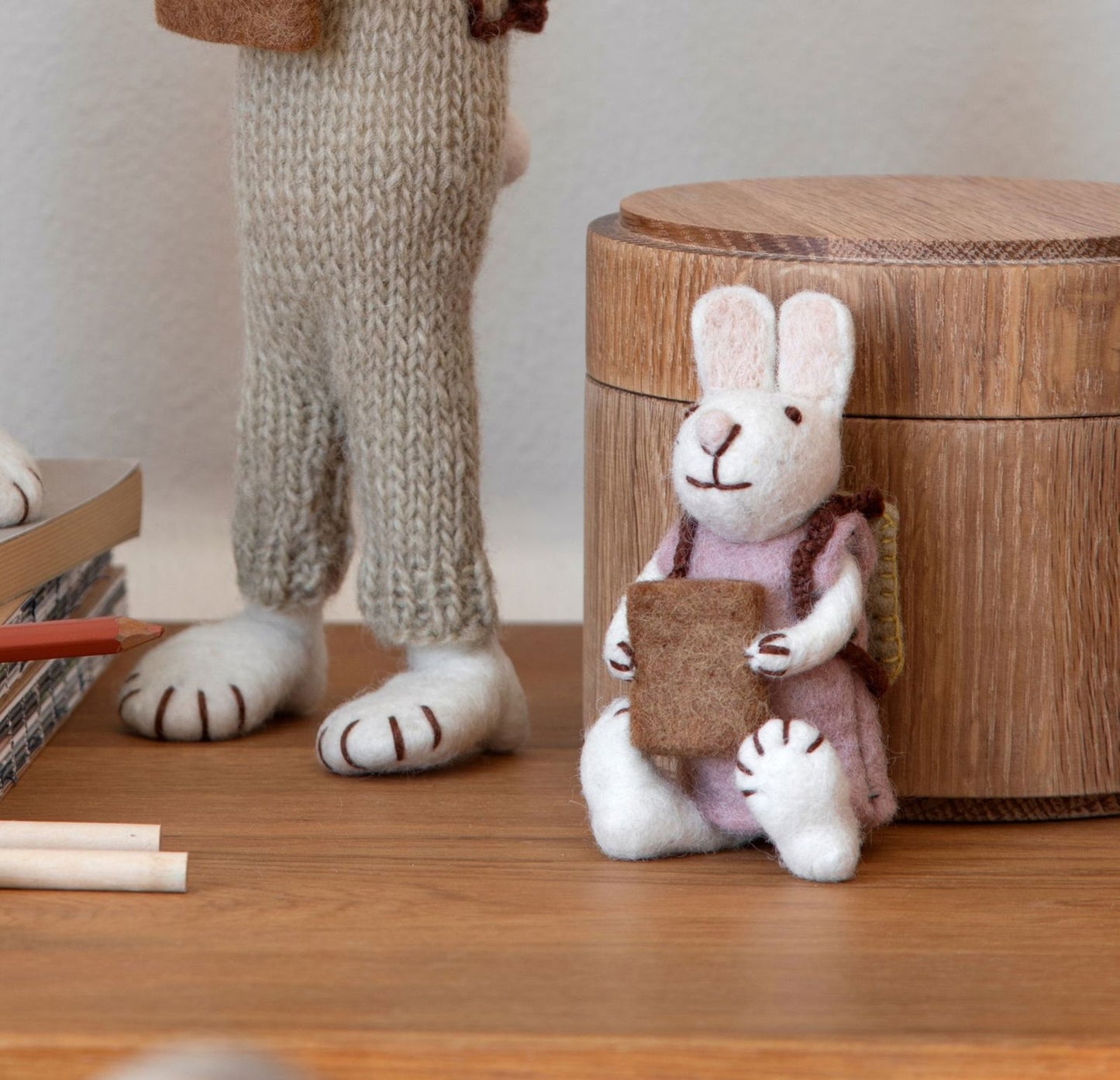 Weißer Hase mit Lavendelkleid und Buch
