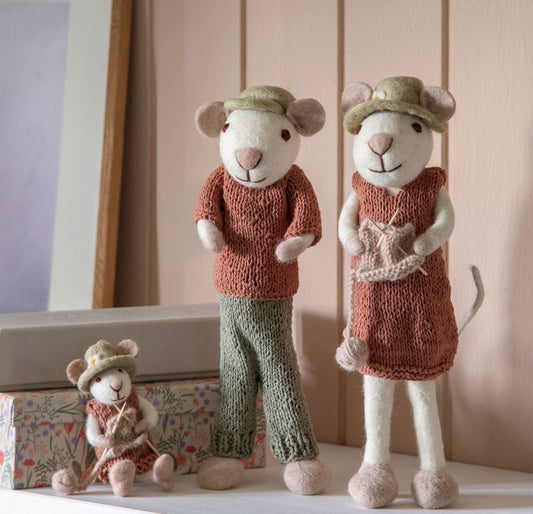 Filzfiguren Weiße Maus mit Mütze und Strickzeug