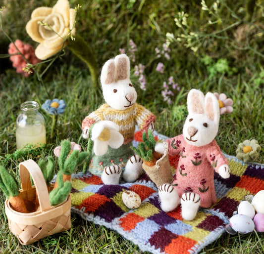 Österliche Figuren Hasen Weiß Klein mit Rock & Schneeglöckchen