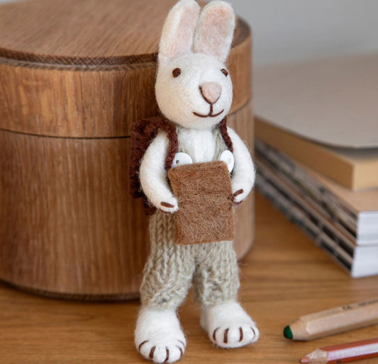 Filzfiguren Weißer Hase mit grüner Hose und Buch