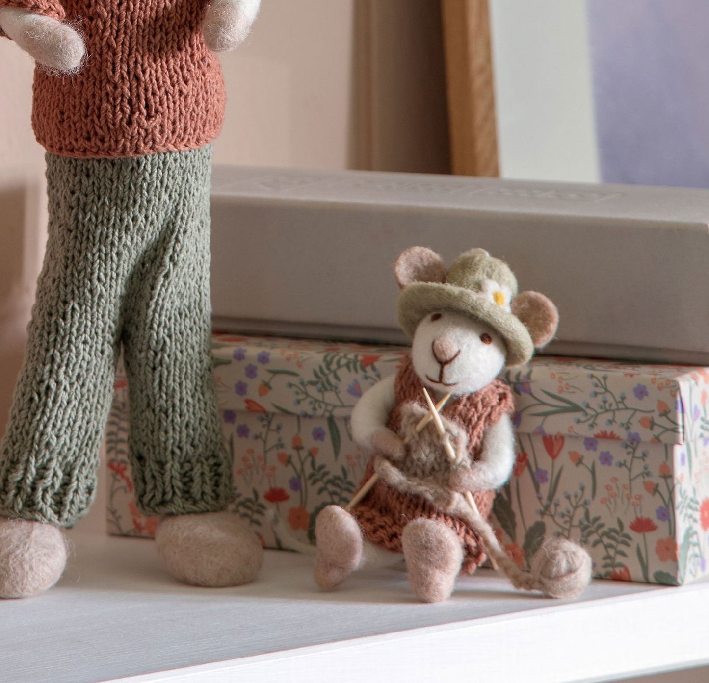 Filzfiguren Weiße Maus mit Mütze und grüner Hose