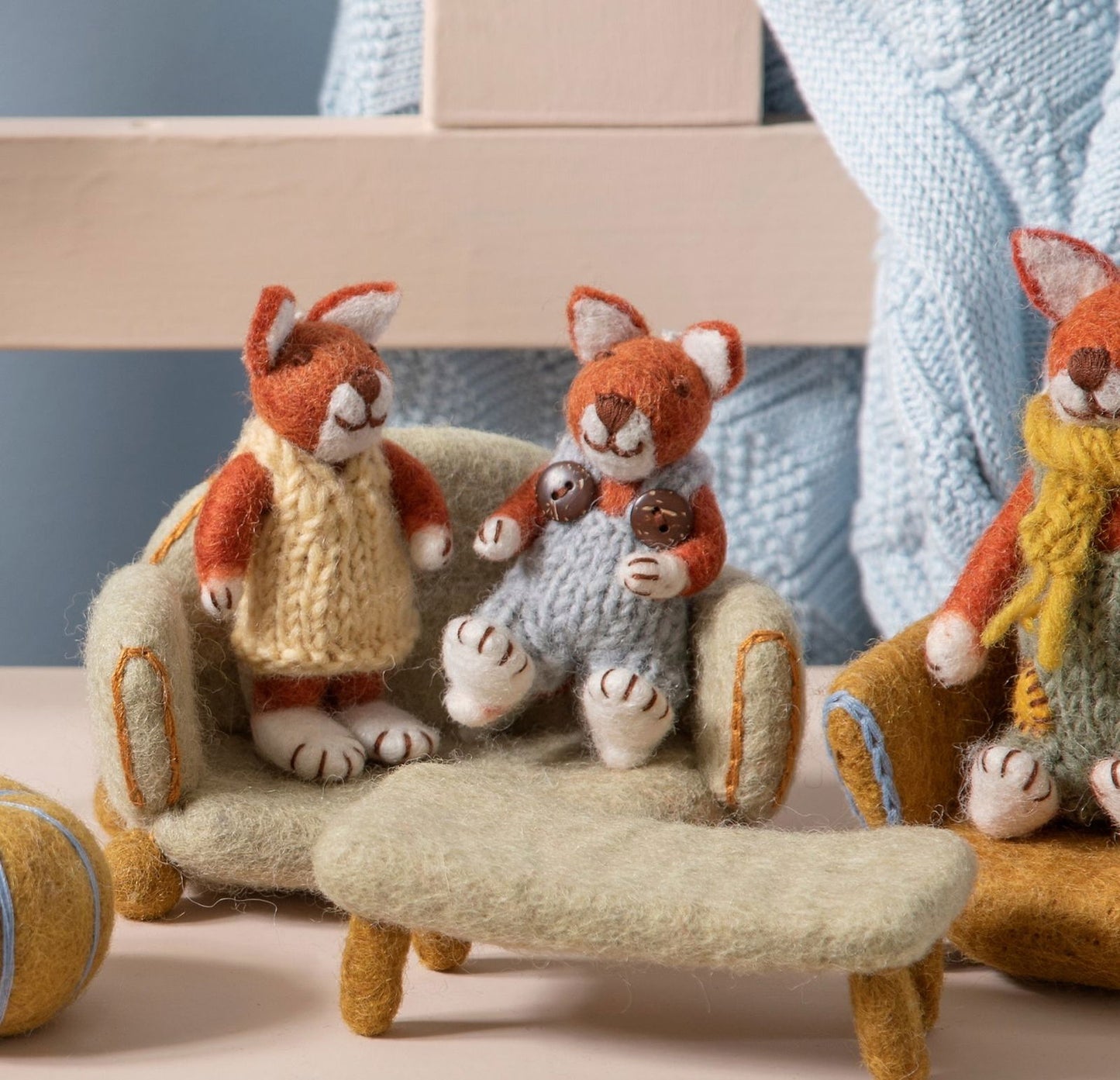 Babyfuchs mit gelbem Kleid