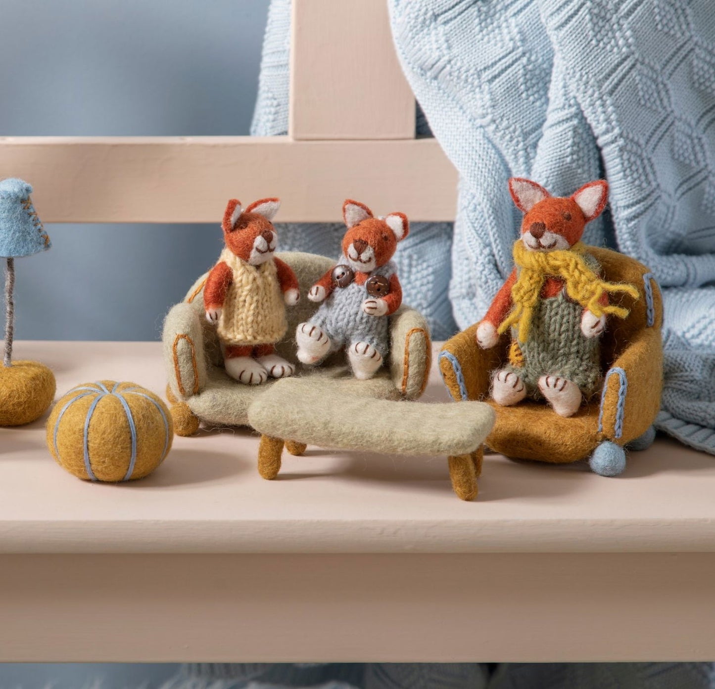 Babyfuchs mit gelbem Kleid