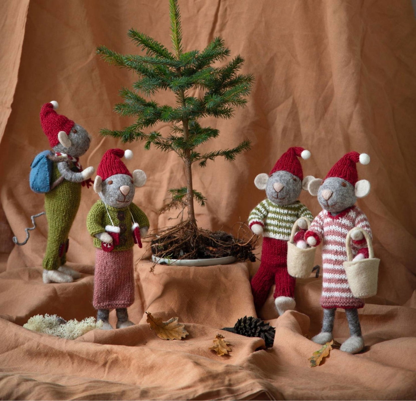 Filzfigur Maus grau groß mit Pilz im Eimer