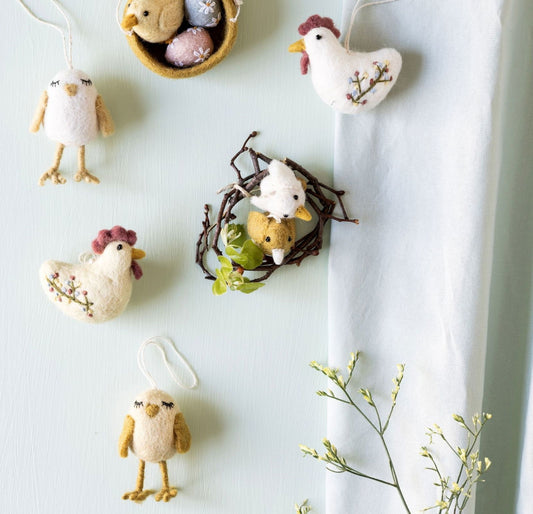 Osteranhänger Küken mit geschlossenen Augen - Gelb & Weiß