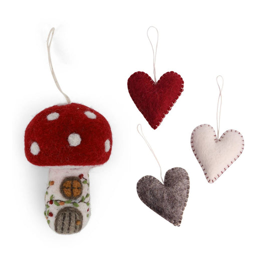 Weihnachtsbaumanhänger Pilzhaus & bestickte Herzen 4er Set