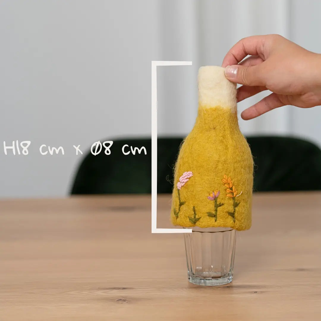 Filzlig Vasenhülle gelb, weiß bestickt inkl. Glas Gry & Sif