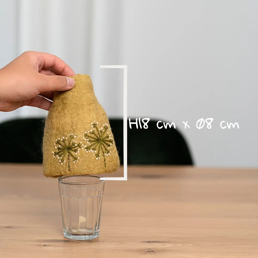Filzlig Vasenhülle hellbraun bestickt inkl. Glas Gry & Sif