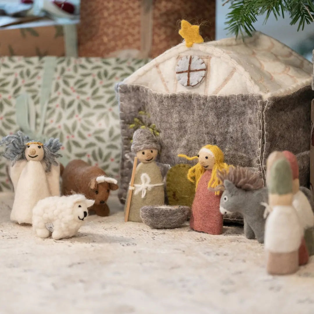 Filzlig Weihnachtskrippe mit Figuren und Stall Gry & Sif