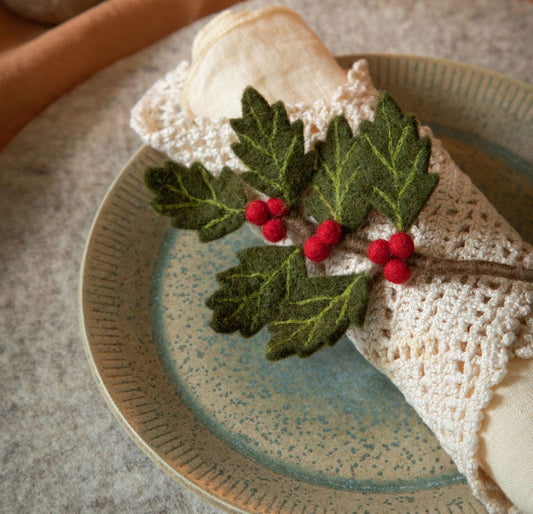 Vier handgefertigte Mini-Steckpalmenzweige aus Filz in kräftigem Grün von Gry & Sif – nachhaltige Weihnachtsdeko aus Nepal