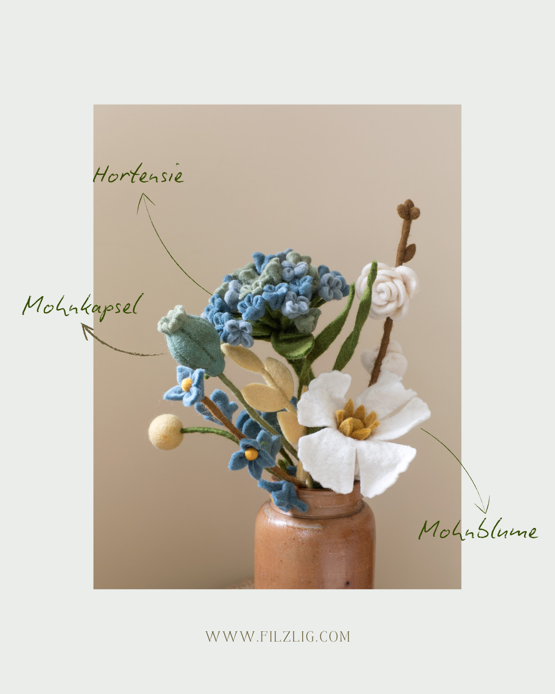 Blumenstrauß Pramila – Filzblumen für die Vase - Die Pramila-Komposition vereint klassische Formen mit einem verspielten Farbmix:
1x Hortensie in Blau
1x Mohnkapsel
1x Mohnblume
1x Rosenzweig
1x Blütenzweig mit zarten Blüten
2x Gräser für extra Volumen
1x Blattzweig in Buttergelb
1x Kugelblume