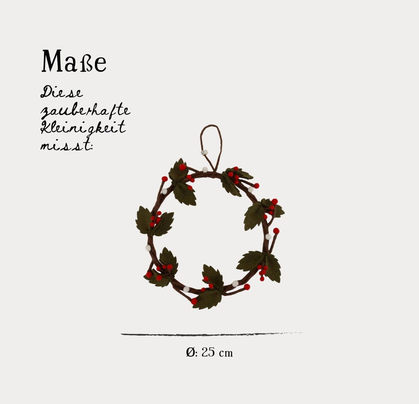 Handgefertigter Stechpalmenkranz aus dunkelgrünem Filz mit roten Beeren von Gry & Sif – nachhaltige Weihnachtsdekoration aus fairer Produktion.