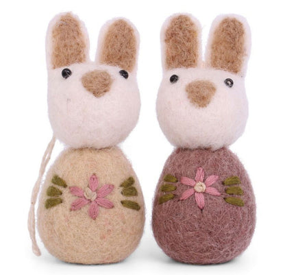 Österliche Figuren Hasen‑Set Weiß mit Blumenstickerei Pflaume – 2er‑Set