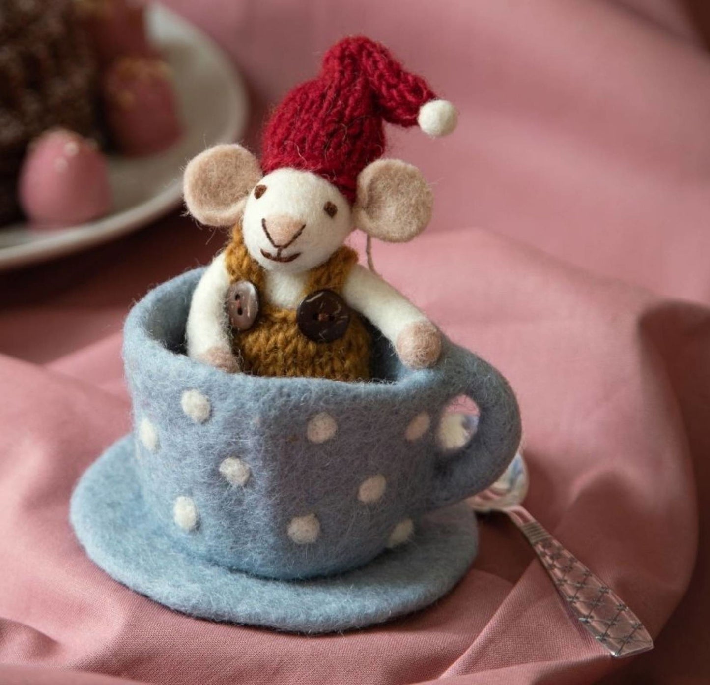 Filzfigur Maus in blauer Kaffeetasse