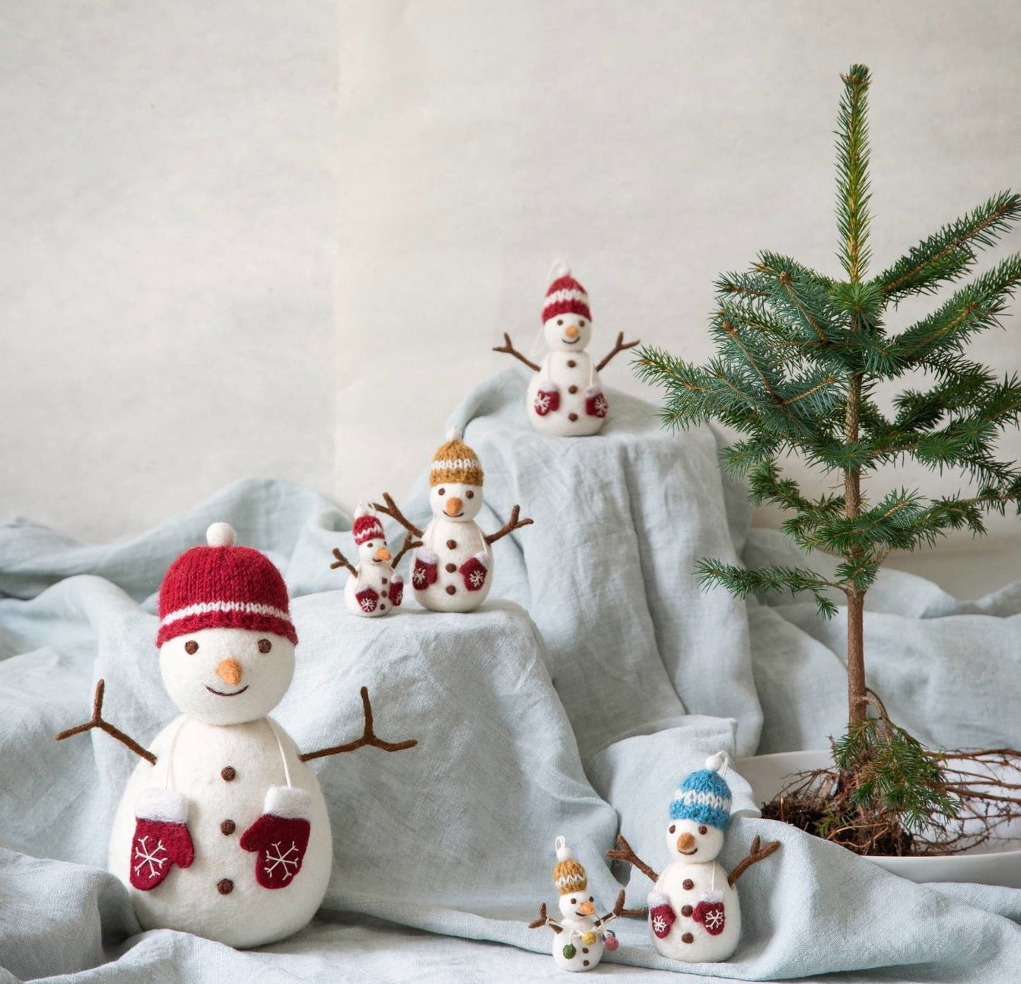 Filzfigur Schneemann groß mit roter Mütze & Fäustlingen