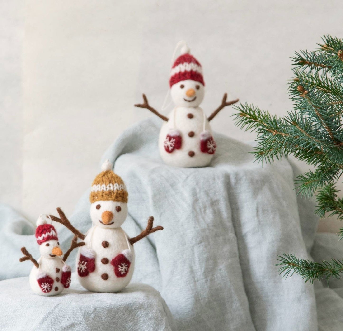 Filzfigur Schneemann mit roter Mütze & Fäustlingen