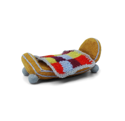 Ockerfarbenes Bett mit Decke
