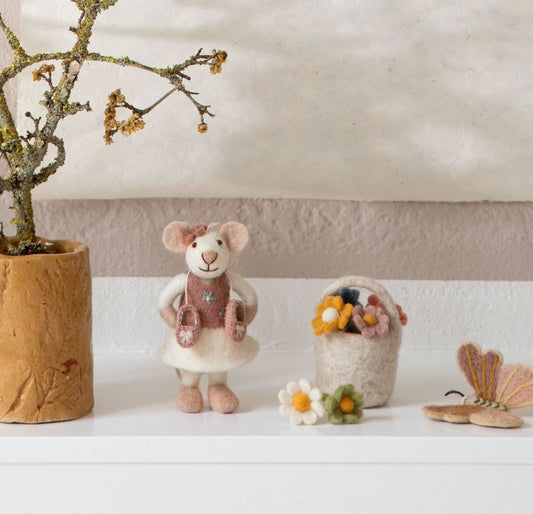 Miniaturblumen im Korb