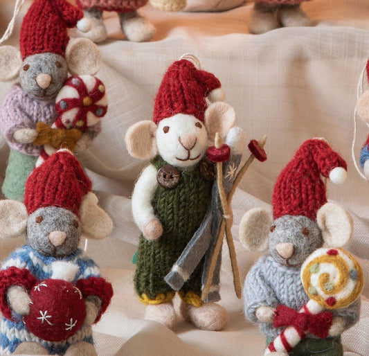 Filzfigur Maus weiß klein Junge mit grüner Hose & Ski