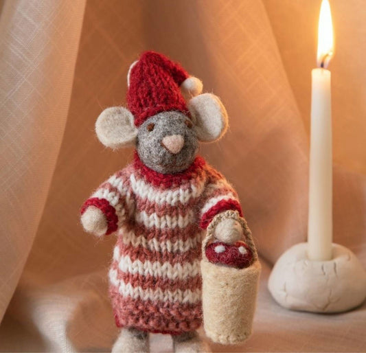 Filzfigur Baby Maus grau klein im Kleid mit Pilz im Eimer