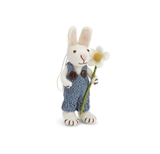 Weißer Hase mit blauer Hose und Margerite