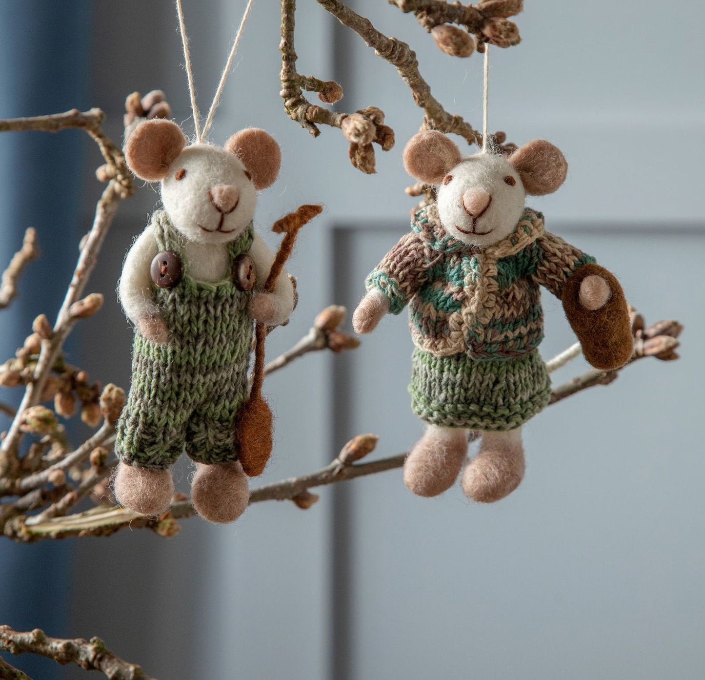 Weiße Maus mit grüner Kleidung und Spaten