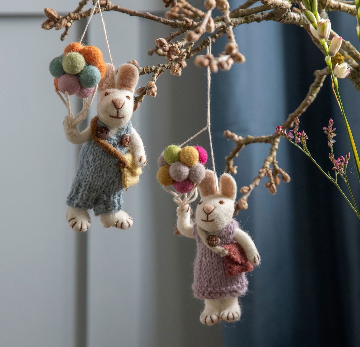 Filzfiguren Weißer Hase mit Ballons - Blau