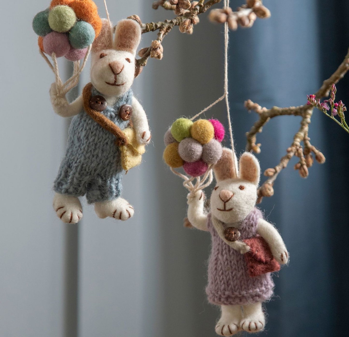 Filzfiguren Weißer Hase mit Ballons - lavendelfarben