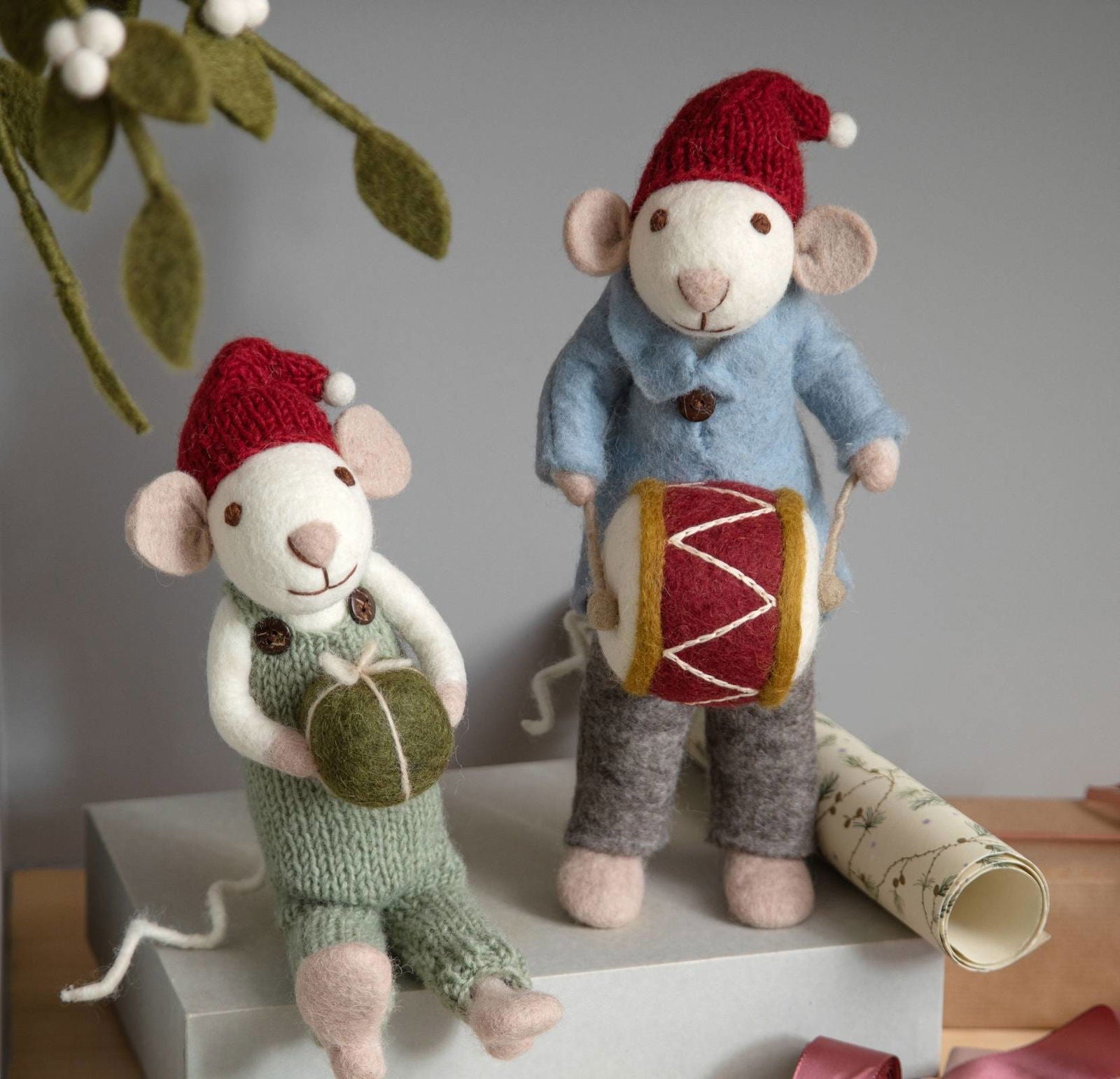 Medium hvid julemus figur med tromme