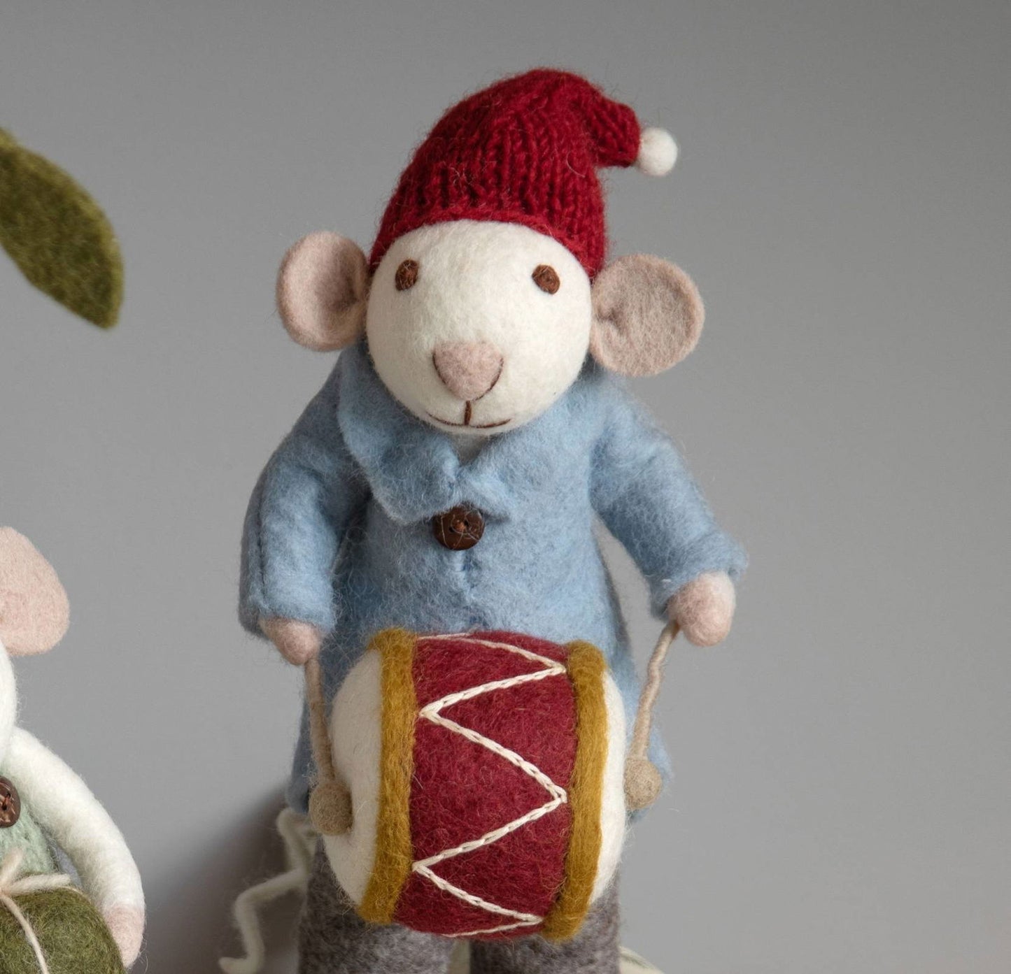 Filzfigur Maus grau groß mit Trommel