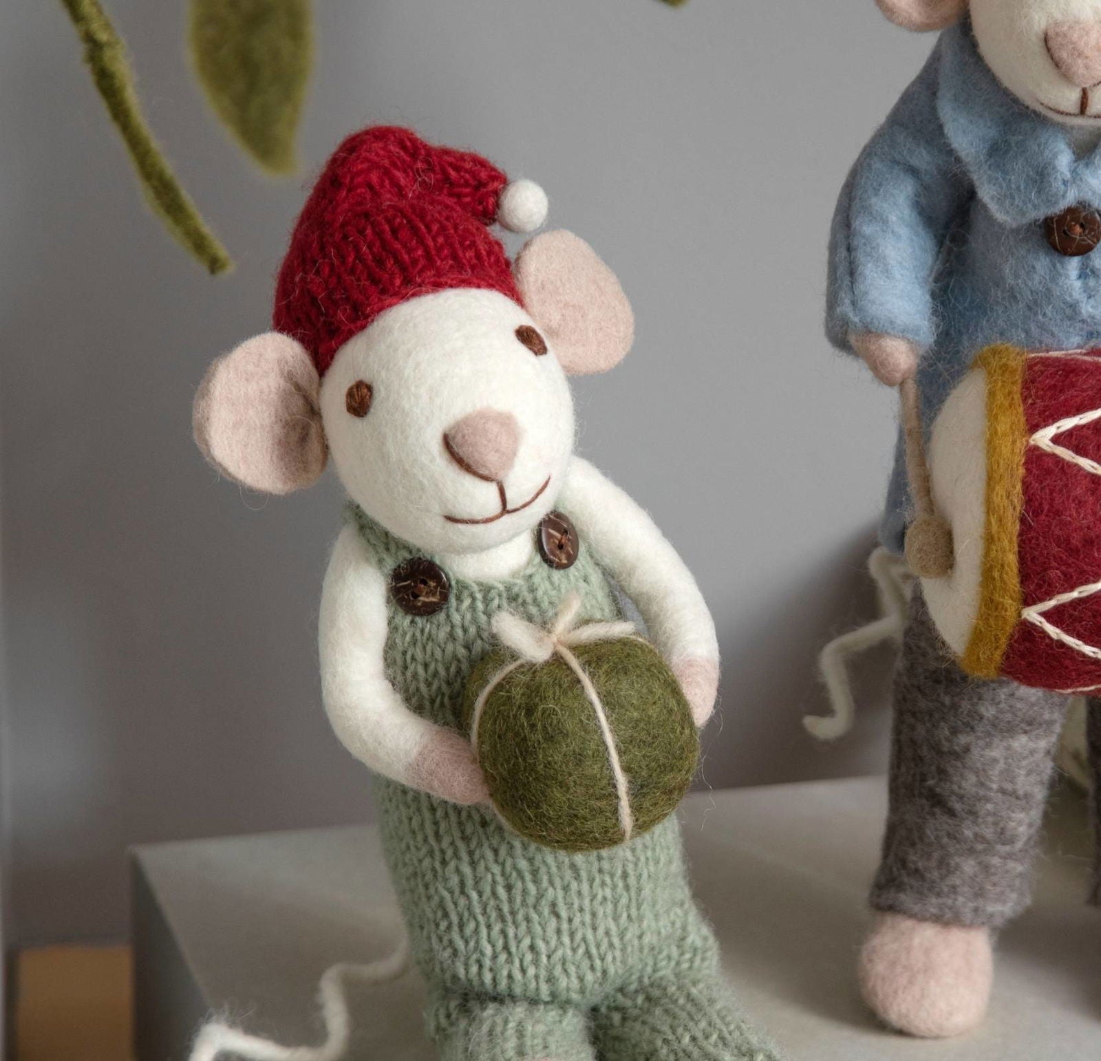 Mellem Hvid Julemus Figur med Bukser & Gave