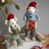 Mellemstor hvid julemus figur med bukser & gave