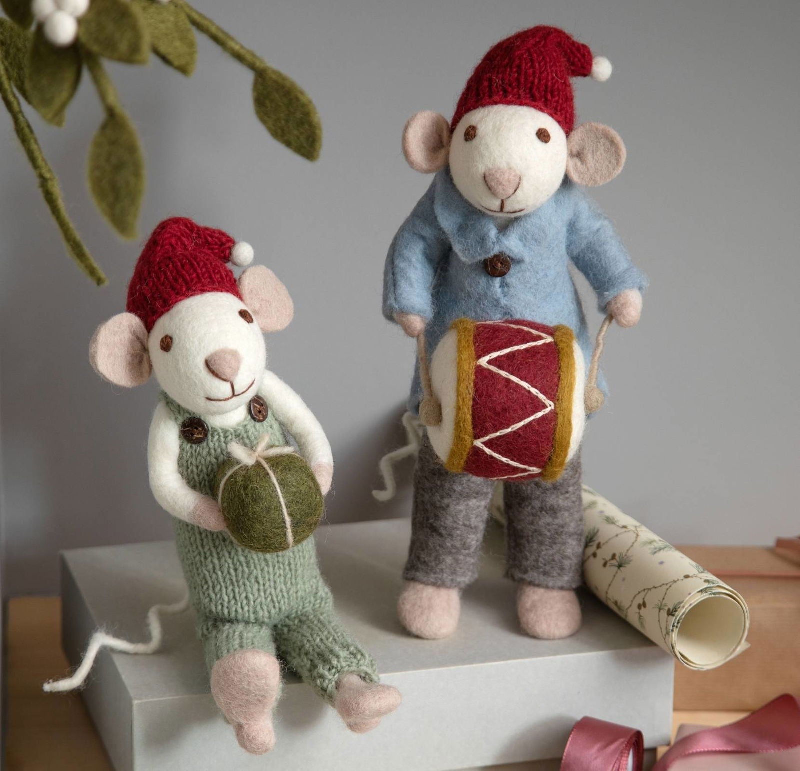 Mellemstor hvid julemus figur med bukser & gave