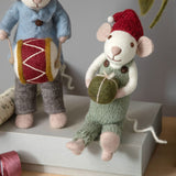 Mellemstor hvid julemus figur med bukser & gave