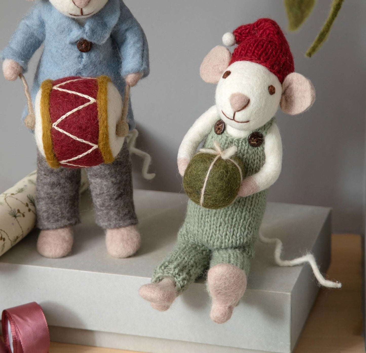 Filzfigur Maus weiß groß mit hellgrüner Hose & Geschenk