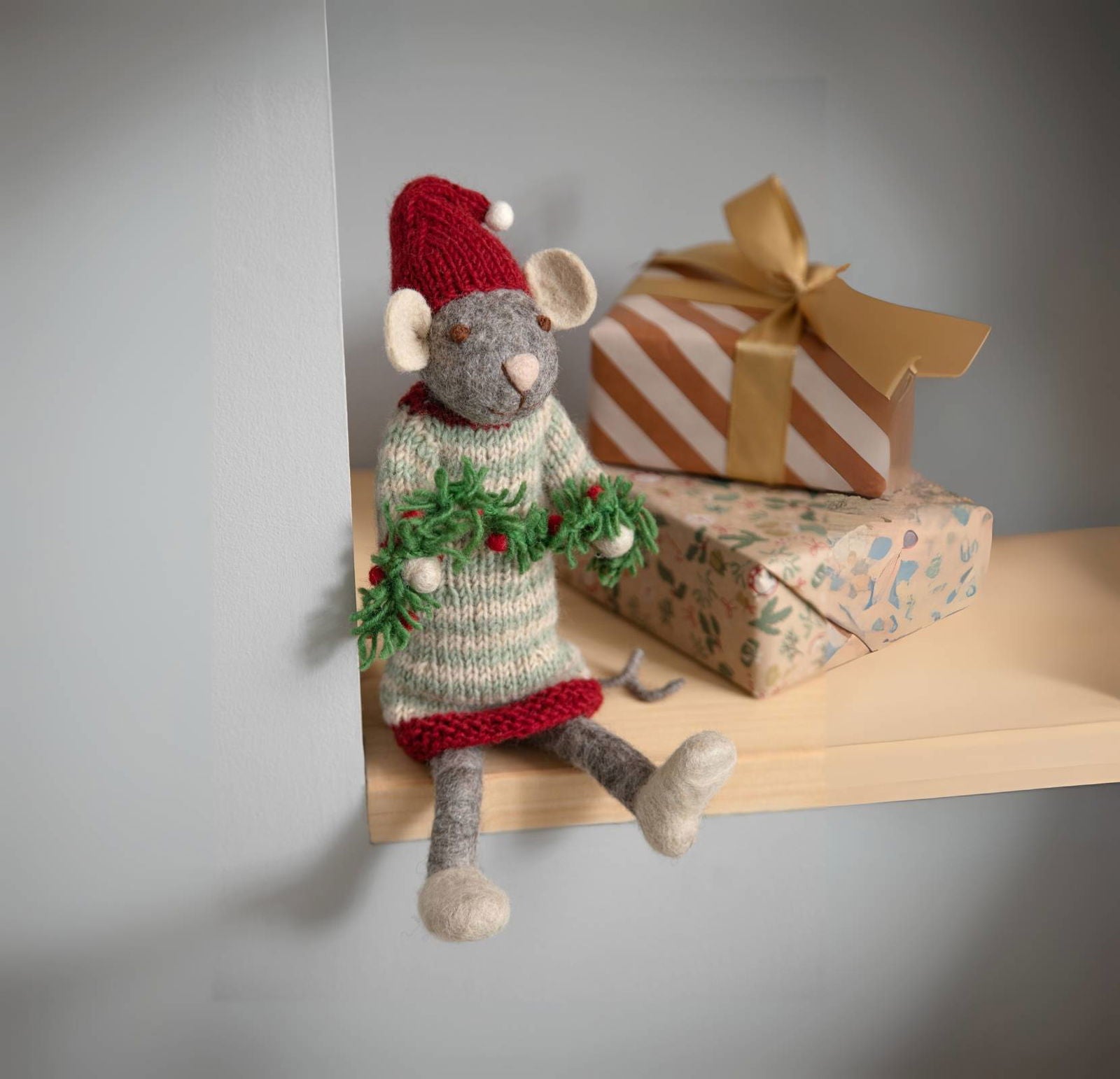 Medium grå julemus figur med guirlande