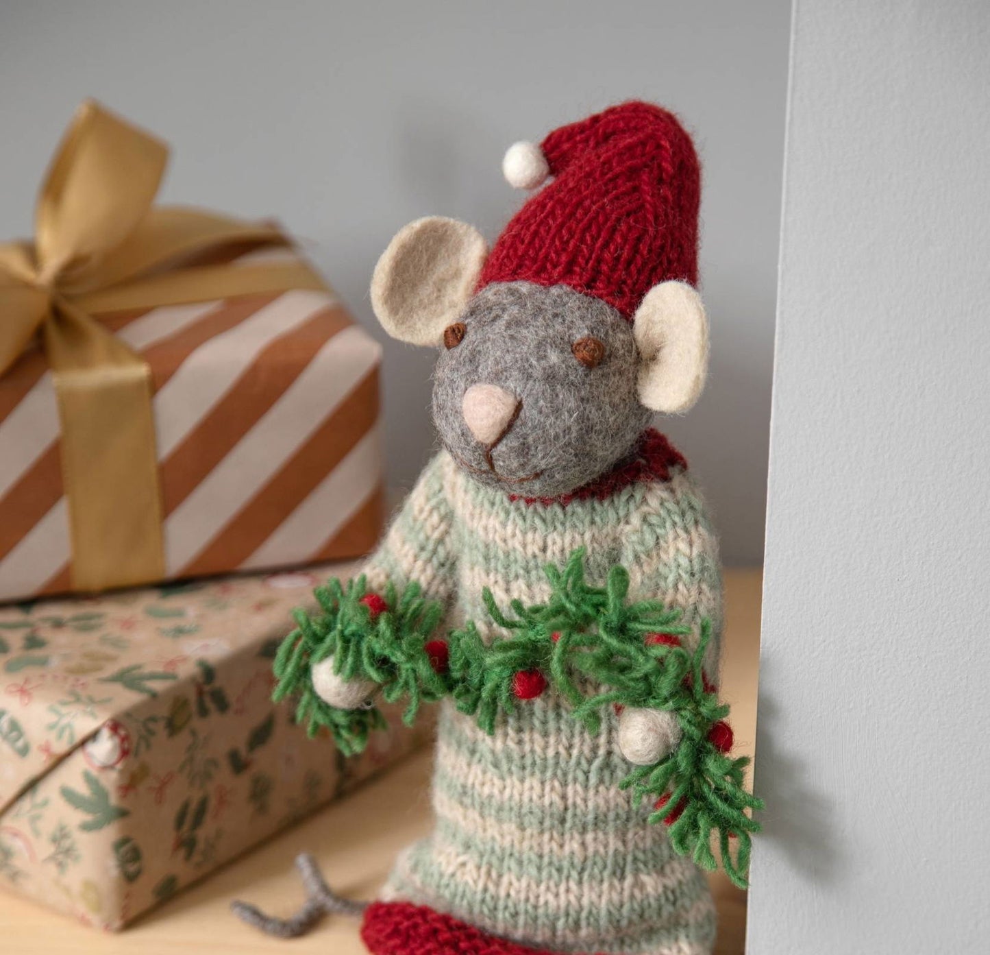 Weihnachtsfigur Maus grau mit Girlande