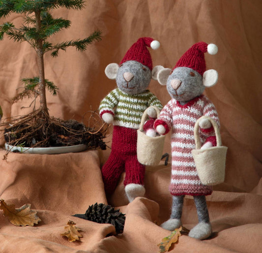 Filzfigur Maus grau groß mit Pilz im Eimer