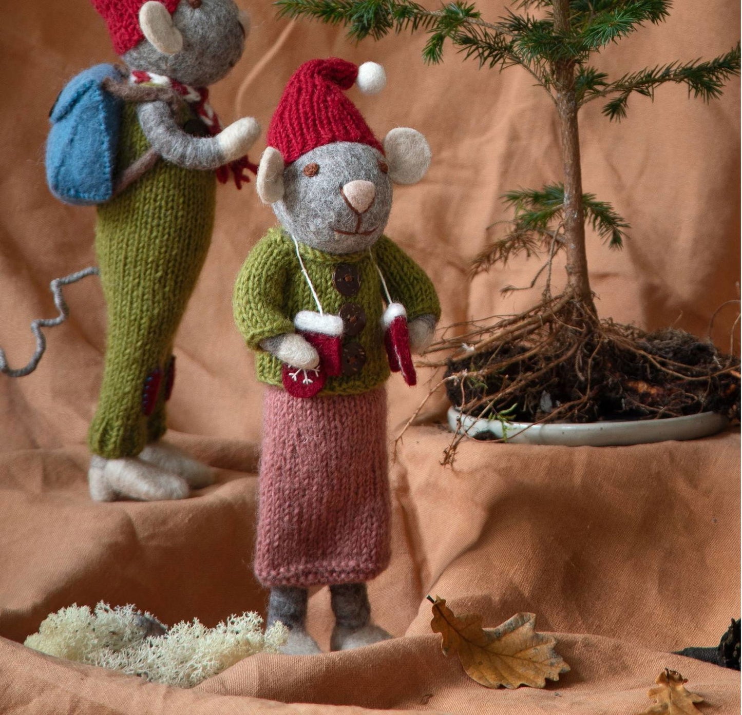 Filzfigur Maus grau mit Fäustlingen